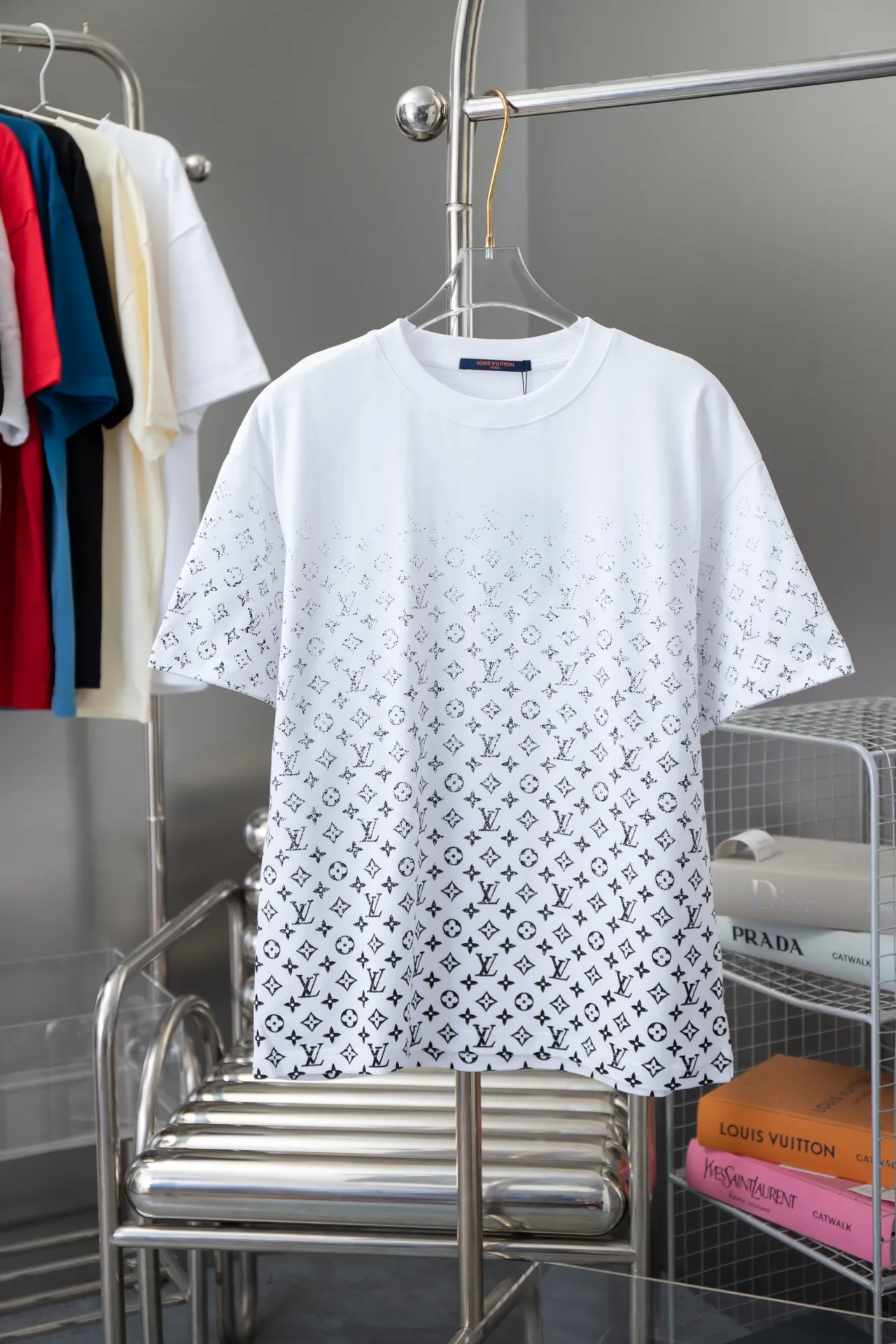 🅿️180 High-quality Lv 2025 early spring new style, MONOGRAM presbyopic gradient short-sleeved T-shirt, which uses digital printing technology to render pixel light and shadow for the Monogram gradient pattern. Its silk-screen texture and knitting effect complement each other, and the logo hardware is customized on the side. Synchronized with the official website, pure cotton fabrics at the counter! Comfortable against the skin, durable and easy to wear, meticulous original craftsmanship, custom-made 260g vat-dyed fabric, very comfortable to the touch, latest brick cabinet synchronization, OS off-shoulder version, fashionable and individual, super versatile and good-looking, very suitable for both men and women, must-have style, hang tag, collar label, washed wheat, complete with three labels S M L XL